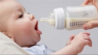 استشاري يحذر من تسخين لبن الأم في الميكروويف 