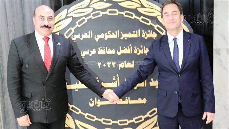 محافظ أسوان يلتقى