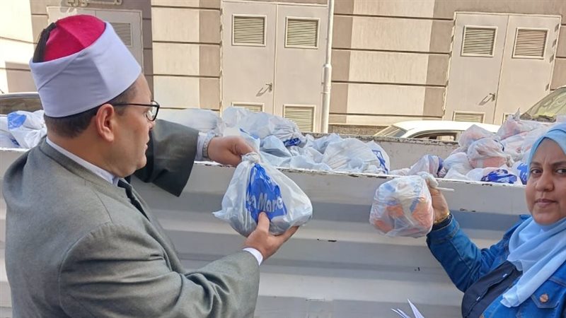 توزيع 18 طن سلع غذائية،