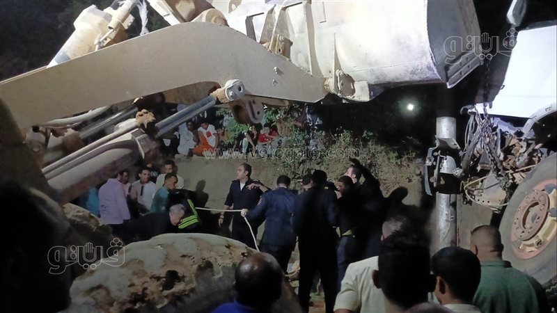 سيارة نقل تقتحم مقهى