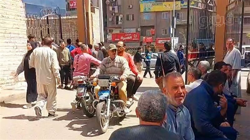 منتظرين خروجهم من
