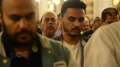 ليلة القدر، المئات يؤدون صلاة التراويح في مسجد السيدة زينب (صور)