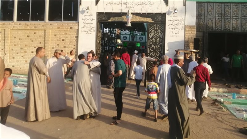 توافد الصائمين على