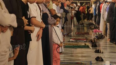 أب يلجأ لحيلة طريفة لمنع توهان نجلته خلال صلاة التراويح في مسجد عمرو بن العاص (فيديو وصور)