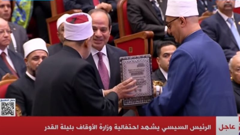 هدية شيخ الأزهر للرئيس