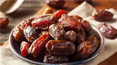 تفسير رؤية التمر في المنام وعلاقتها باستقرار الحالة المالية والراحة النفسية 