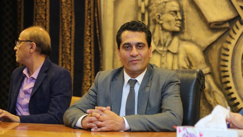 الكاتب الصحفي أيمن