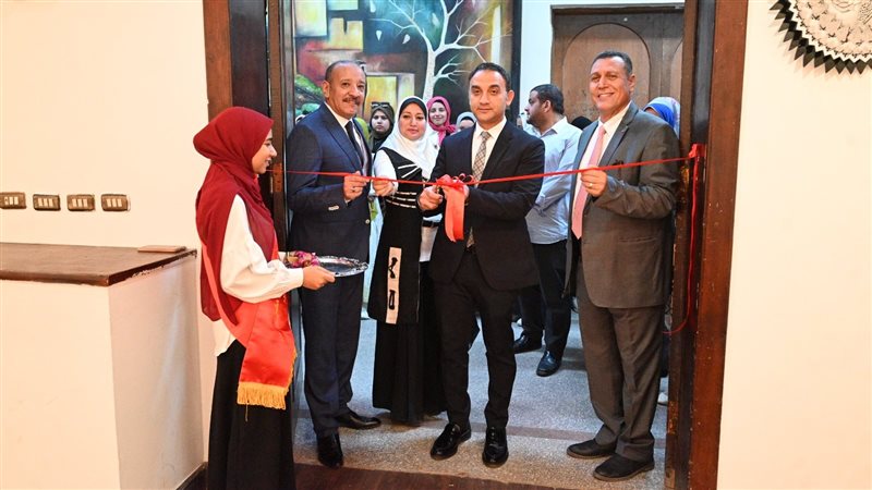 افتتاح معرض فني بجامعة