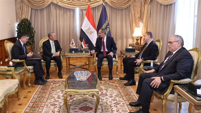وزير الاتصالات وسفير