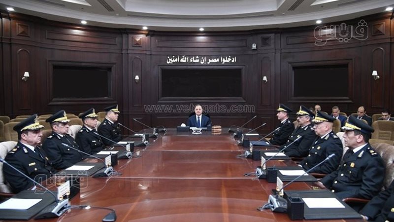 وزير الداخلية يعقد