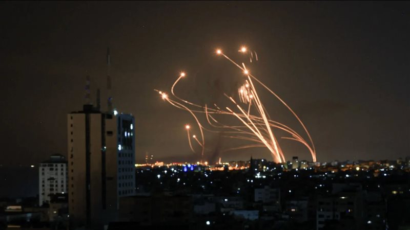 حزب الله يطلق 10