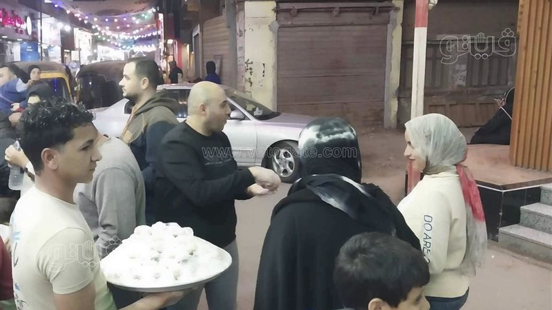 توزيع الكعك على المارة