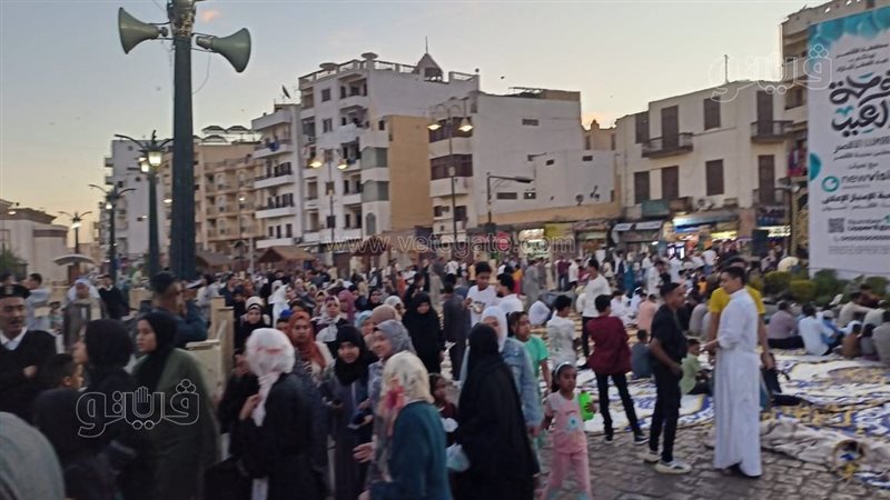 توافد المصلين لأداء