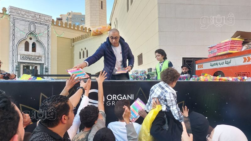 توزيع هدايا على المصلين