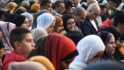 حتى لا يضيع ثوابها، الأزهر يحسم جدل حكم اختلاط الرجال والنساء في صلاة العيد