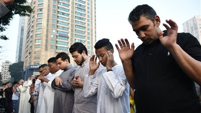 سكان هاتين المدينتين أول من يؤدون صلاة عيد الأضحى المبارك
