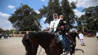 بالموتوسيكلات والأحصنة، الأطفال يحتفلون بأول أيام العيد في القناطر الخيرية 