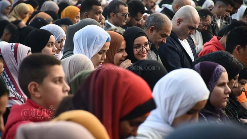 حكم صلاة الرجال إلى