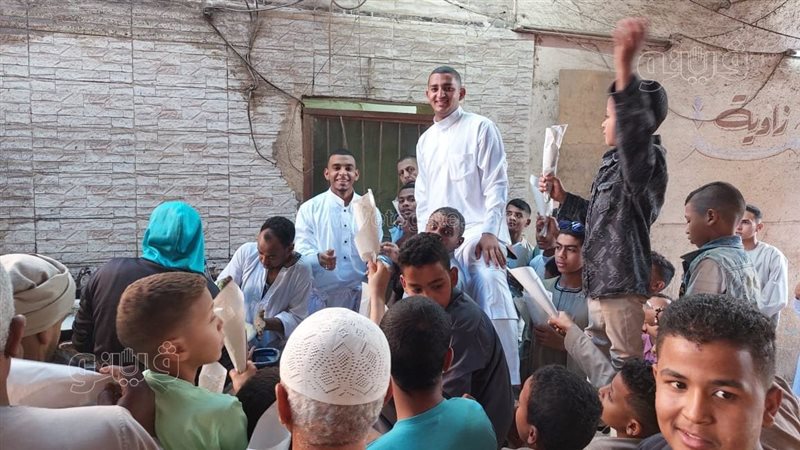 مواطن يوزع 1500 ساندوتش
