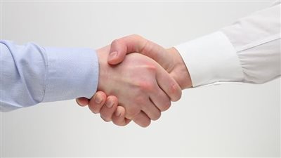 تفسير رؤية الصلح في المنام وعلاقتها بحدوث مشاكل في العمل 