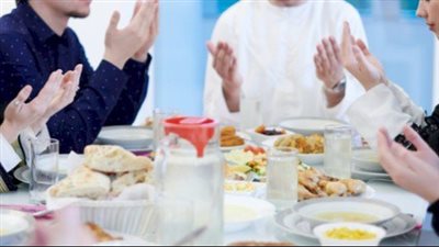ما حكم الدعاء وقراءة الفاتحة بعد الطعام؟ الإفتاء تجيب