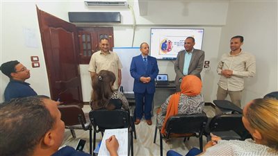 وكيل تعليم الأقصر يتفقد ورشة مقيمي وخبراء سوق العمل استعدادًا لامتحانات الدبلومات الفنية