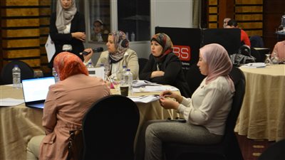 وزارة العمل تبحث التحديات والفرص المرتبطة بعمليات الأعمال والتجارة