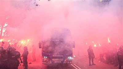جماهير برشلونة تستقبل اللاعبين بالشماريخ قبل مواجهة باريس سان جيرمان 