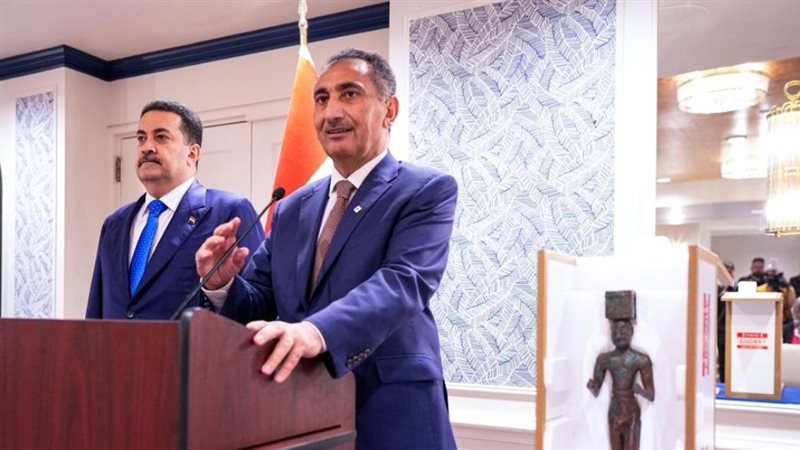السوداني يتسلم التمثال