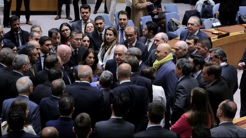 رياض منصور وعدد من