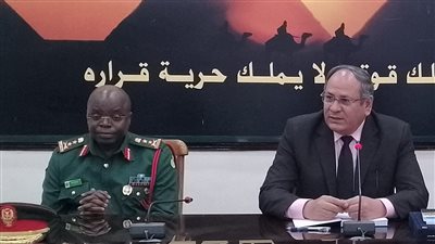 وفد عسكري تنزاني يزور مركز البحوث الزراعية لتفقد إمكانات معهد القطن في إنتاج الأصناف طويلة التيلة