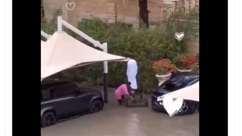سعودي يجبر عاملًا