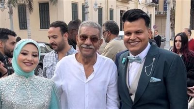 سيد رجب يفاجئ عروسين خلال تكريمه في الإسكندرية 