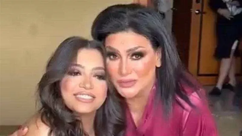 بدرية طلبة وابنتها،