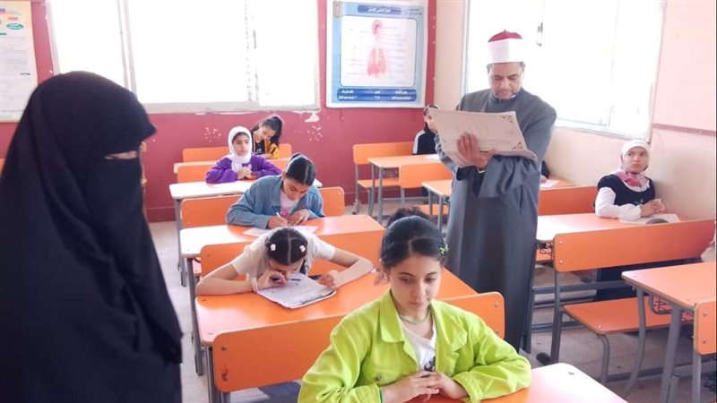 جانب من متابعة الامتحانات،