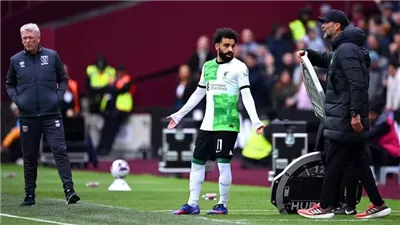 أسطورة الكرة الإنجليزية يدافع عن محمد صلاح بعد أزمته مع كلوب