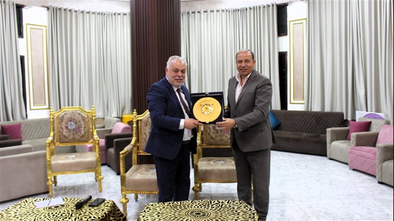 تكريم أشرف ذكي بجامعة