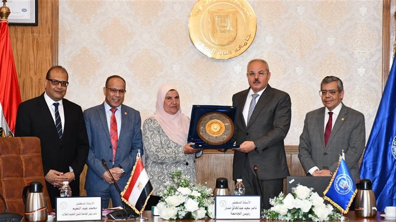 إهداء درع الجامعة