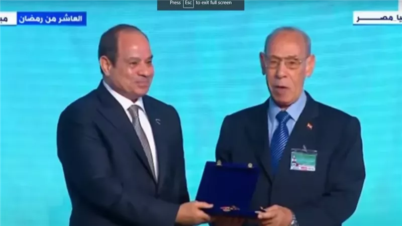 الرئيس السيسي يكريم