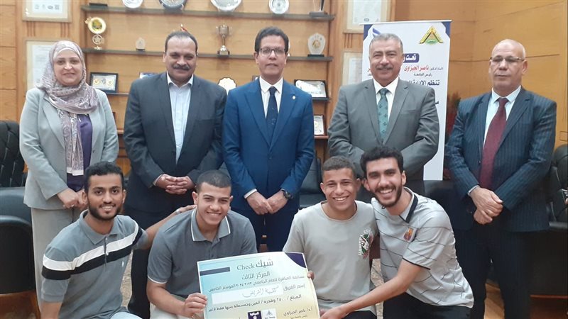 رئيس جامعة بنها يكرم