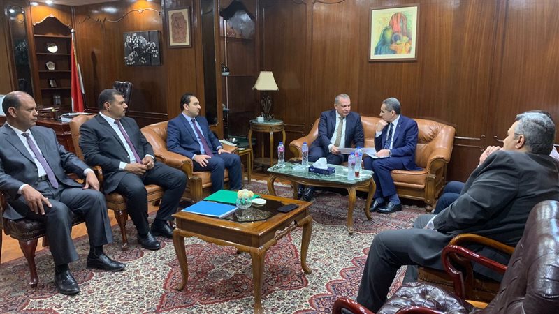 محافظ الغربية يناقش