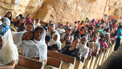 مئات الأقباط يصلون قداس عيد القيامة في دير سمعان الخراز (صور)