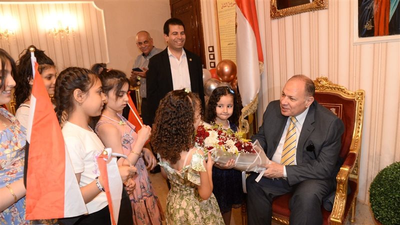 بالورود والشيكولاتة