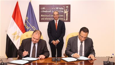 عمرو طلعت يشهد توقيع اتفاقية تعاون بين وزارة الاتصالات وإكسيد