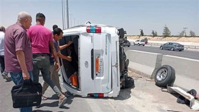 إصابة 5 أشخاص في انقلاب ميكروباص على الطريق الأوسطي 