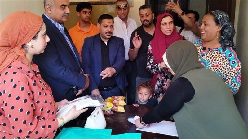توزيع ملابس وأطعمة