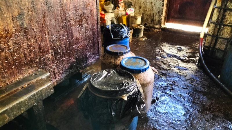 ضبط مصنع تعبئة زيوت