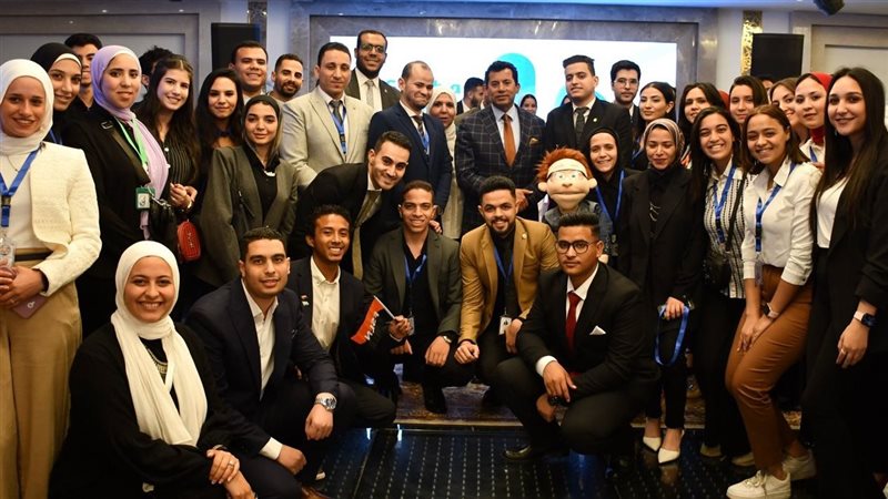 أشرف صبحي يفتتح القمة