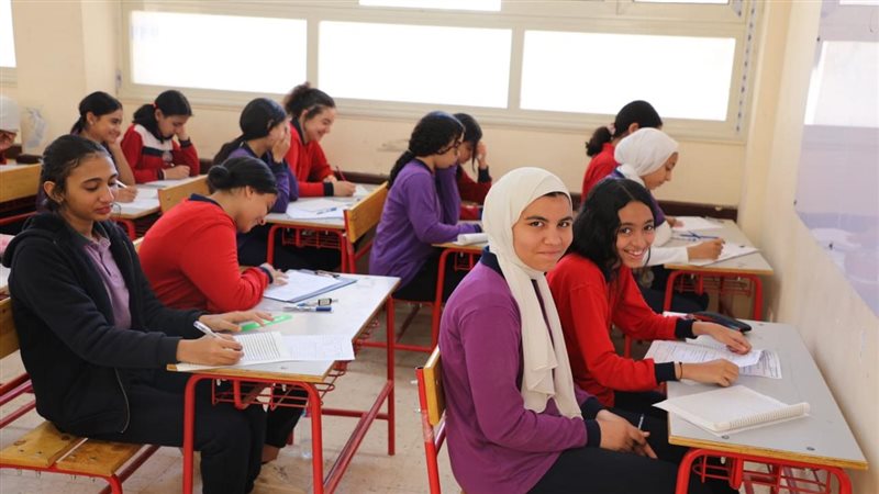 طلاب الصف الأول الإعدادي