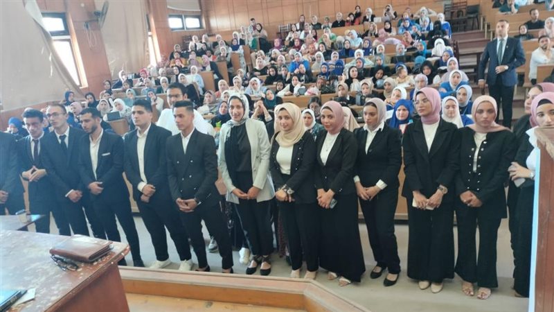 طلاب كلية الآداب